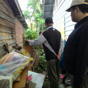 Petugas saat mengrebeg pemilik daging ilegal yang diduga masuk melalui pelabuhan tikus di Tarakan (ctr)