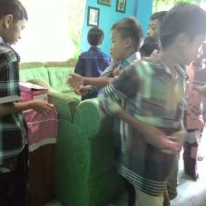 Anak-anak antri saat menerima "THR" dari pemilik rumah (run)