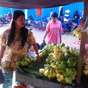 Salah satu pembeli kulit ketupat di pasar dayak (hfa)