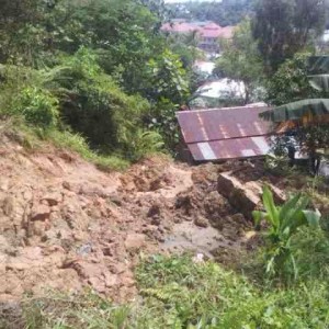 1 rumah warga di RT 1 pamusian terkena reruntuhan tanah longsor