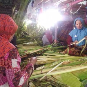 Jelang lebaran ketupat masyarakat ramai membeli ketupat, Salah satu penjual yang sedang menganyam ketupat,  (ctr)