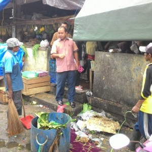 http://www.merahbirunews.com/wp-content/uploads/2014/08/Wakil-Walikota-Tarakan-Khaeruddin-Arif-Hidayat-Saat-berinteraksi-dengan-petugas-kebersihan-pasar-gusher-RUN
