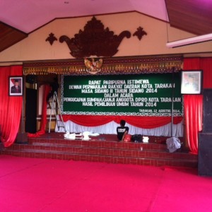 beberapa petugas sedang menyiapkan dekorasi sidang paripurna pengambilan sumpah 25 anggota DPRD Tarakan (HFA)