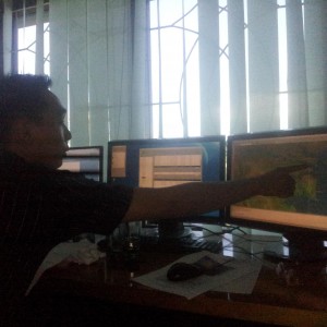 Muhammad Hermansyah Sedang Menunjukan Pusat Gempa Berdasarkan Pantauan Satelit BMKG Tarakan (ctr)