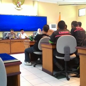 Rapat antara serikat pekerja dan walikota membahas penetapan UMK  di ruang Imbaya pemkot  Jum'at (21/11/2014) (fir)