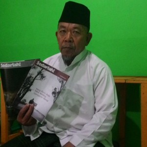 Ketua FKUB Tarakan Zainuddin Dalilla Dengan Buku dan Famplet Saksi Jehuwa Yang Disebarkan di Daerah Mamburungan Kecamatan Tarakan Timur (run)