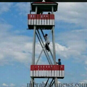 Presiden RI Joko Widodo Sedang Menaiki Menara Pengawas Perbatasan Pos Angkatan Laut di Pulau Sebatik
