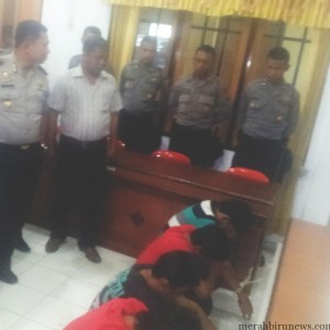 4 tersangka pembunuhan saat diamankan petugas Polres Tarakan (ctr)