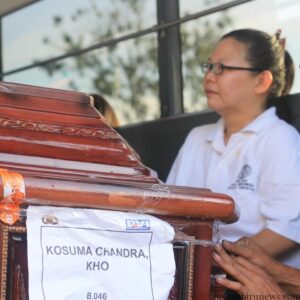 Peti jenazah Kosuma Chandra Kho saat tiba di Bandara Juata Tarakan (hfa) 