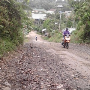 Kondisi jalan di RT 2 Kelurahan Mamburungan yang rusak (mei)