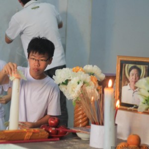 Michael Chandra Kho, anak dari Kosuma Chandra Kho saat memberi penghormatan kepada ayahnya (hfa)