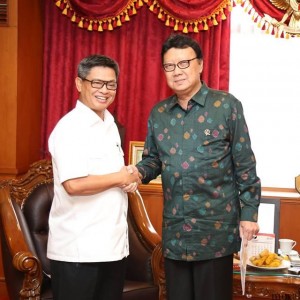 Penjabat (Pj) Gubernur Kaltara Irianto Lambrie saat bersama Mendagri Tjahjo Kumolo di Kementrian Dalam Negeri (akun facebook Irianto Lambrie)