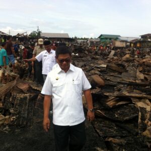 Pj Gubernur Kaltara Irianto Lambrie saat meninjau lokasi kebakaran di Kelurahan Selumit Pantai (hfa)