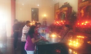 Etnis Tionghoa Tengah Bersembahyang Di Klenteng Toa Pek Kong Kota Tarakan (ctr)