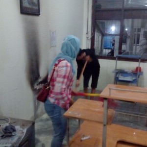 Staf BKD Tengah Membersihkan Ruangan Asal Api Yang Nyaris Membakar Kantor BKD (run)