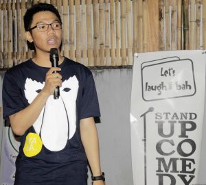 salah satu komika stand up comedy Tarakan sedang Openmic (standuptrk for merahbirunews.com)