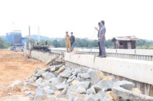 Pejabat dinas PU dan anggota komisi 3 DPRD Tarakan saat pantau proyek pembangunan turap belakang pasar tenguyun (hfa)