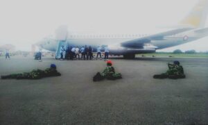 Anggota TNI AU saat latihan pendaratan paksa pesawat asing (hfa)