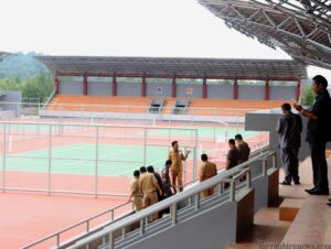 Pejabat Dinas PU dan Komisi 3 DPRD saat pantau lapangan tenis outdoor (hfa)