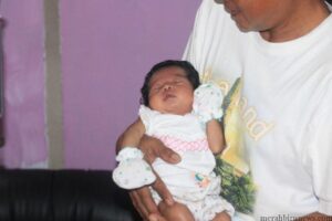 Bayi Hapiza saat di pelukan kakeknya (hfa)