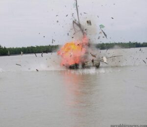Dua kapal nelayan asing yang diledakan (hfa)