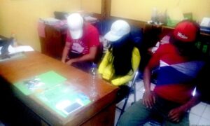 Para tersangka dan barang bukti yang diamankan petugas satuan reskoba Polres Tarakan (ctr)