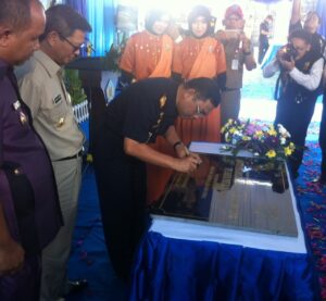 Dirjen Bea dan Cukai Agung Kuswandono saat menandatangani peresmian kantor (hfa)