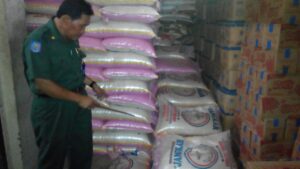 Kadisperindakop dan UMKM Tarakan Tajuddin Tuwo, saat mengecek langsung beras tanpa nomor register dari pabrik asalnya (nur)