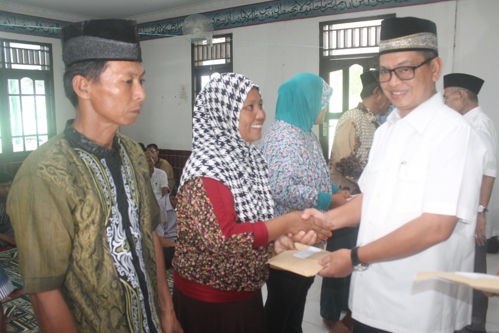 Ketua Pusat Koperasi Pegawai Republik Indonesia Kaltim DR. H Irianto Lambrie saat memberikan bantuan pinjaman kepada salah satu kelompok Tani rumput laut (hfa)