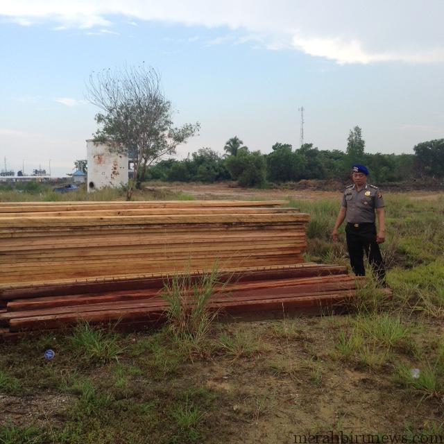 Kompol Agus Drajat Santoso dengan barang bukti tangkapan kayu (hfa)