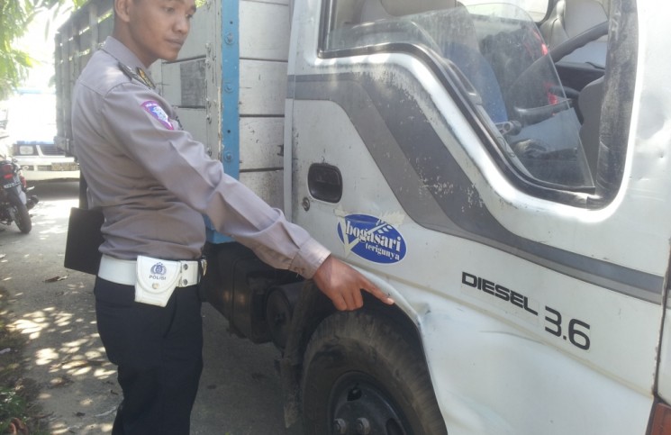 Truk akan memutar, Mio J langsung menyambar dari belakang