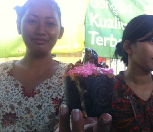 Kreatif, mahasiswi ini menjual menu takjil dari varian buah kurma