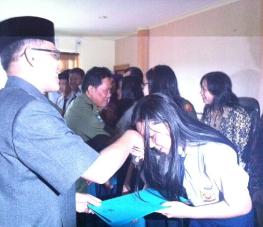 Pemkot Tarakan serahkan beasiswa kepada siswa SMP dan SD sederajat peraih nilai tertinggi