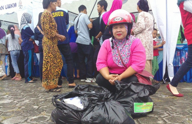 Harga daging selangit, warga menanti operasi pasar daging sapi.