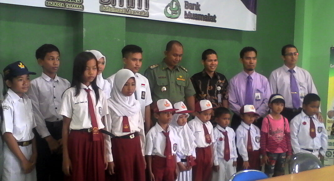 Siswa Tidak Mampu Terima Bantuan Paket Sekolah