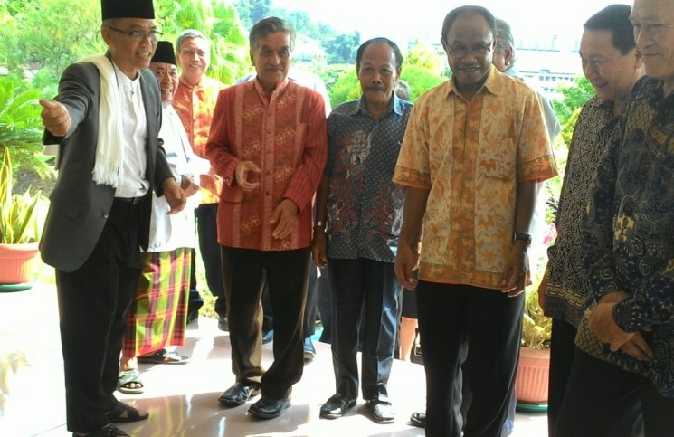 Open House Perdana Semenjak Menjabat, Walikota Tarakan Ir. Sofian Raga Persilahkan Tamu Tetap Mengenakan Alas Kaki di Rumah Dinasnya.
