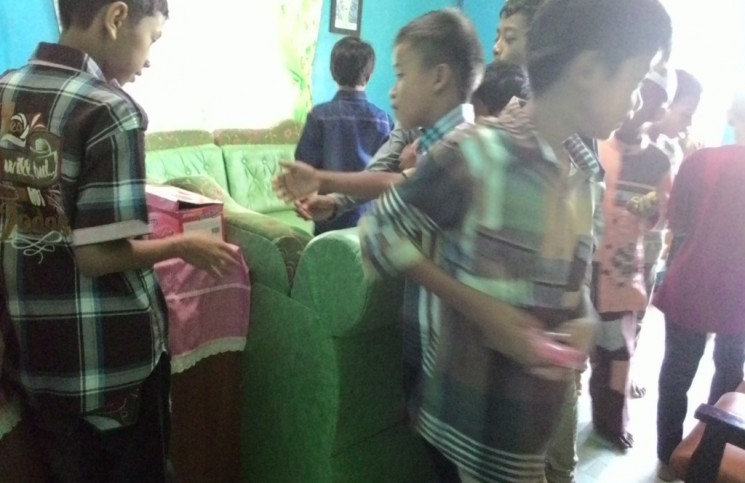 Bersilaturrahmi Demi Mendapatkan Lembaran Rupiah, Anak-anak Rela Keliling Kampung