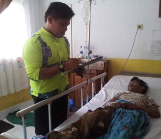 Petugas saat meminta keterangan kepada AR yang dirawat di RSUD Tarakan