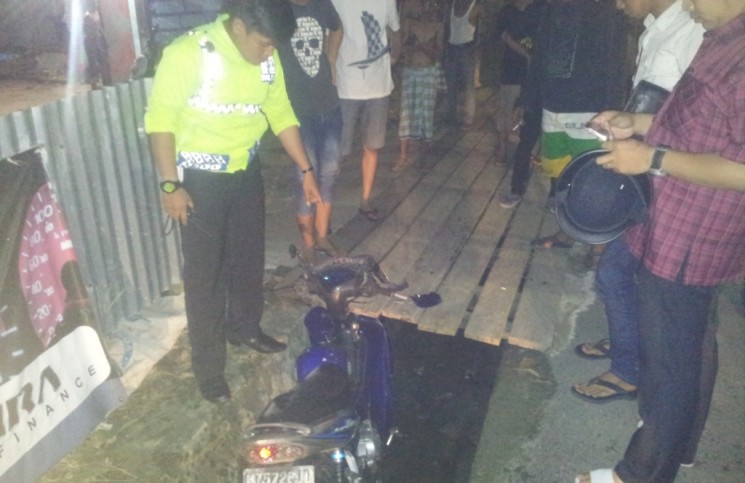 Berkendara saat mabuk, pemuda masuk selokan