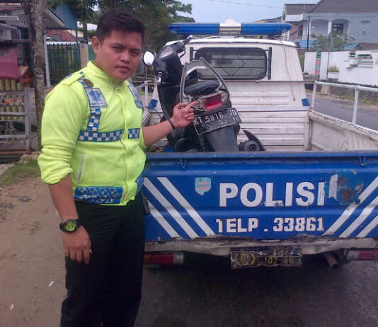 Pelajar ditabrak mahasiswa dari belakang, kedua motor rusak parah