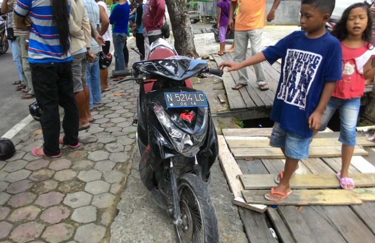 Terburu-Buru, Pemuda Menabrak Mobil Yang Sedang Parkir