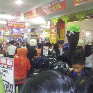 Pengunjung yang memadati salah satu pusat perbelanjaan di Tarakan yang mengincar discount (ctr)