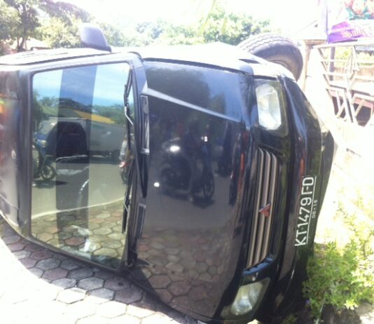 Hilang Kendali, Mitsubishi Kuda Terbalik Setelah Tabrak Trotoar