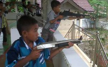 Anak-anak memainkan senjata mainan, hal tersebut membahayakan keselamatan anak dan ketertiban (google)