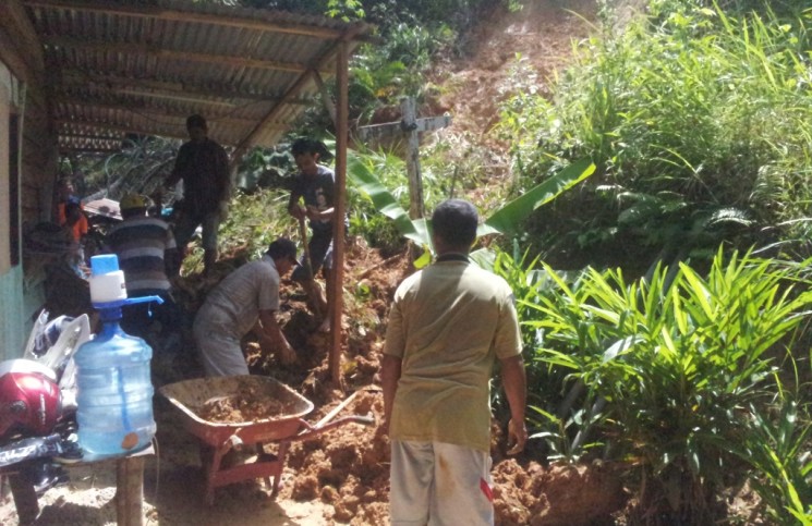 Akibat Hujan Deras, 1 Rumah Warga Tertimpa Tanah Longsor