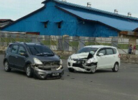 Karena Tergesa-gesa Suzuki Ertiga Tabrak Nissan Livina, Kedua Mobil Rusak Parah