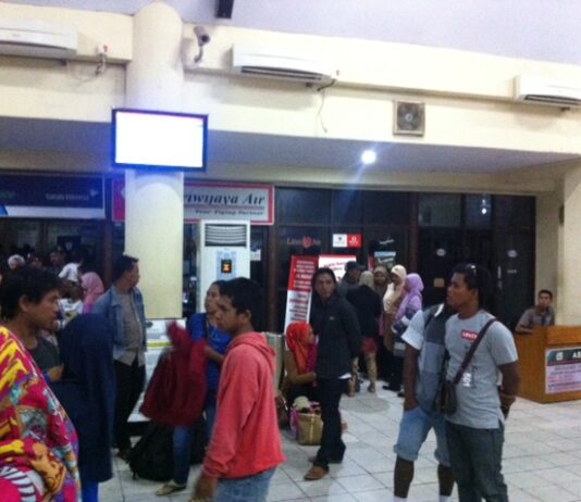 Puncak Arus Balik H+6 Idul Fitri, Calon Penumpang Penuhi Terminal Bandara Juata Tarakan