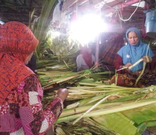 Jelang Lebaran Ketupat, Masyarakat Mulai Memborong Anyaman Ketupat dan Janur Kelapa Muda