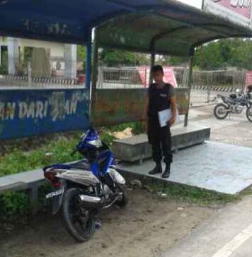 Laju di Jalan Berpasir, Remaja Hantam Halte Bus