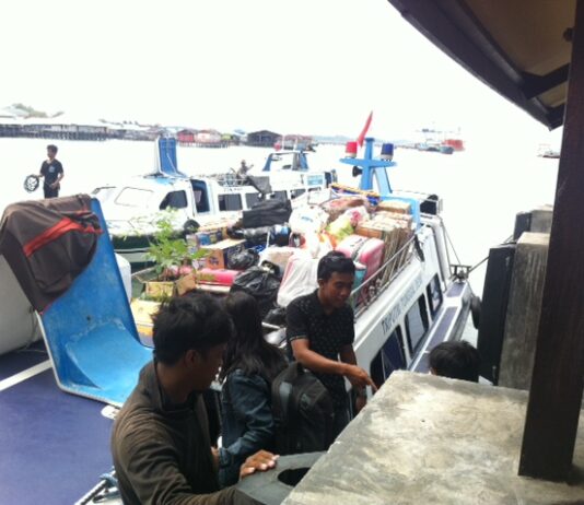 penumpang memenuhi speedboat